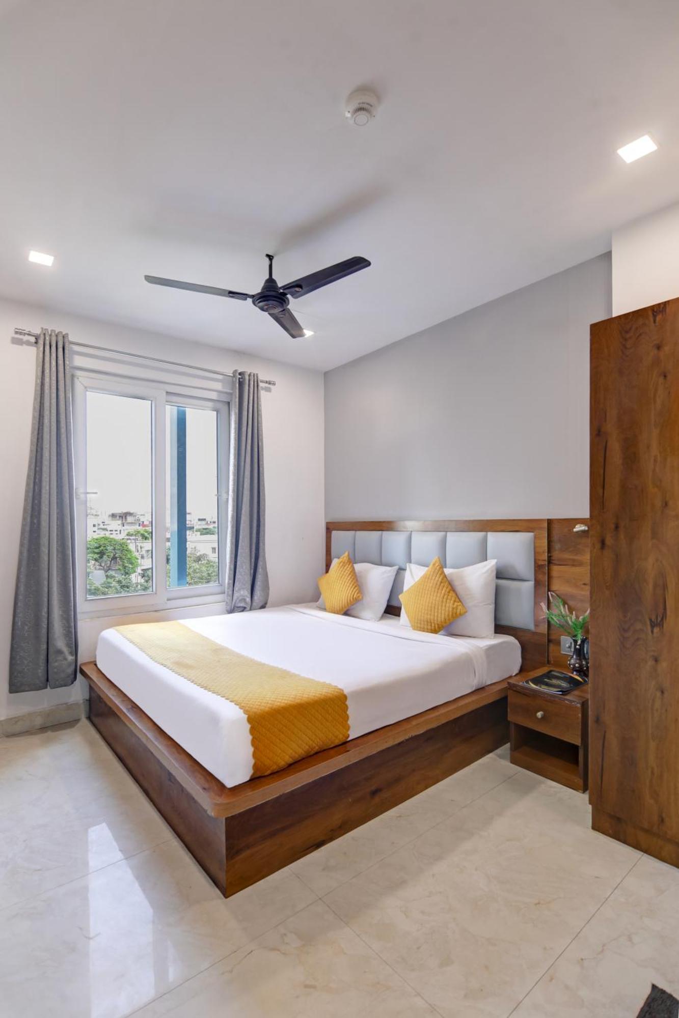 Status By Hotel The Emporio Ghaziabad Exterior foto
