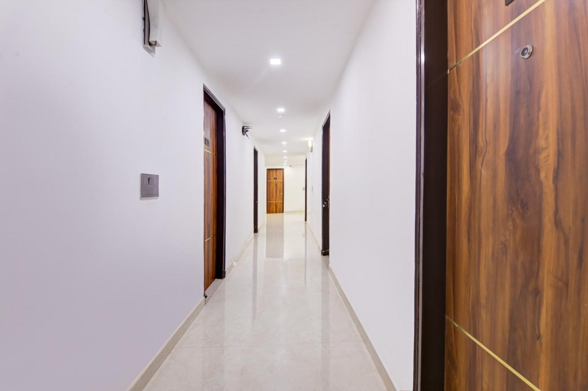 Status By Hotel The Emporio Ghaziabad Exterior foto