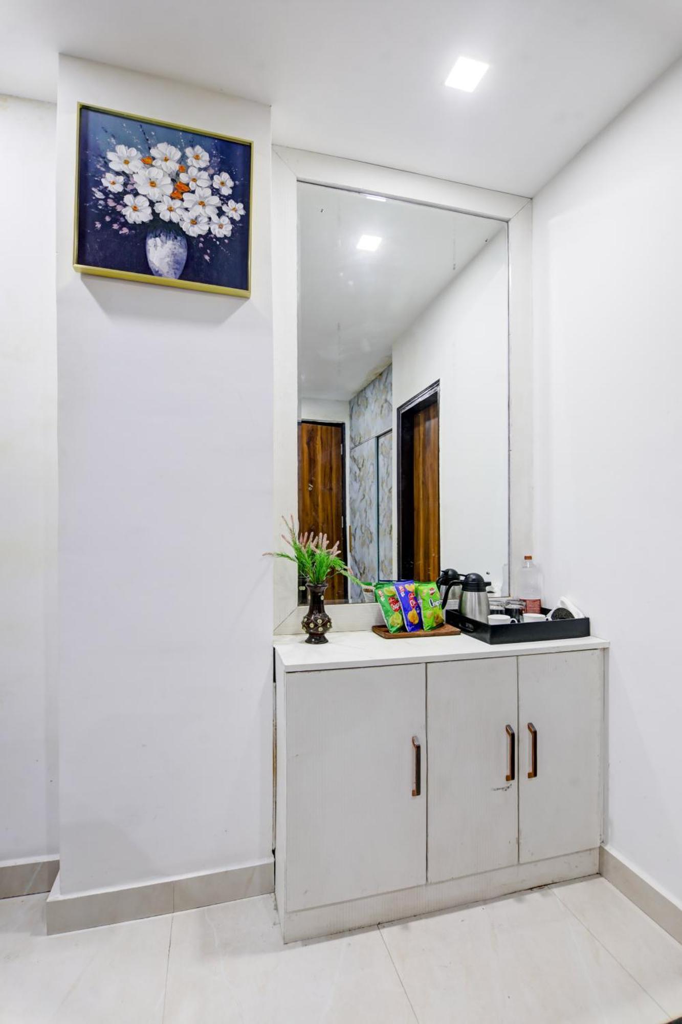 Status By Hotel The Emporio Ghaziabad Exterior foto