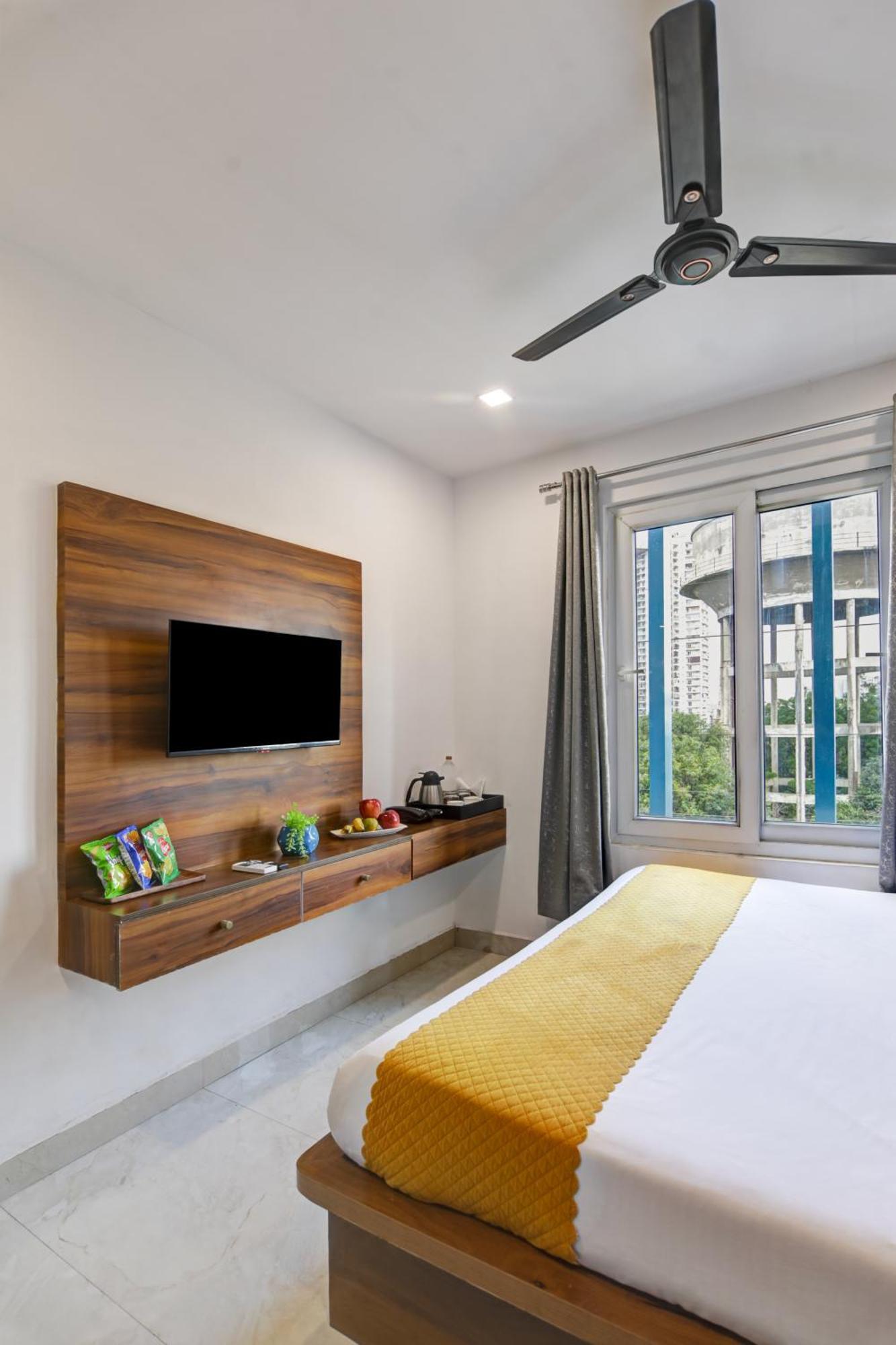 Status By Hotel The Emporio Ghaziabad Exterior foto